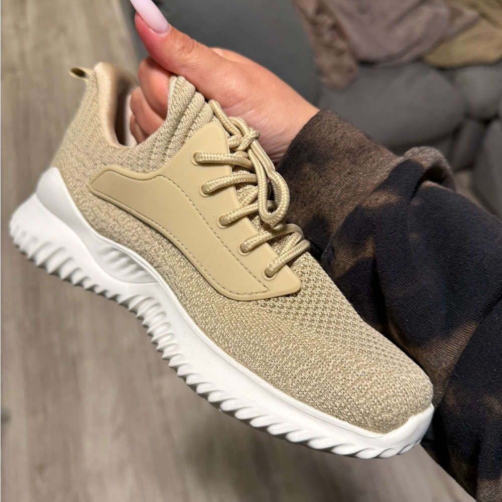 Amazon brand sneakers women’s size 7